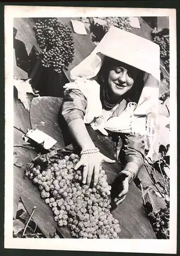 Fotografie Frau in Tracht dekoriert Festwagen mit Weintrauben