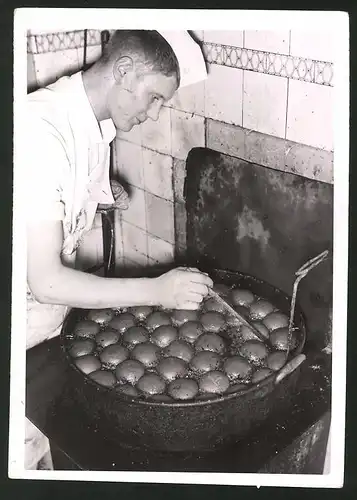 Fotografie Konditor bei Zubereitung von Krapfen