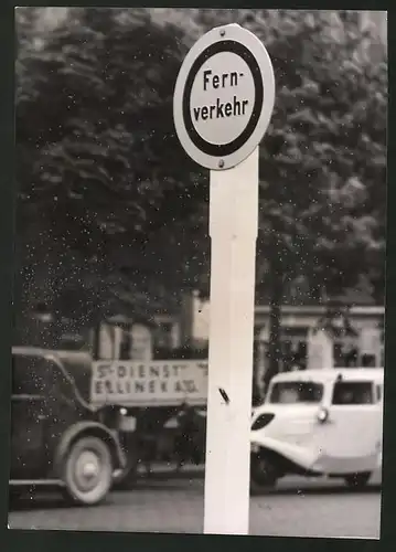 Fotografie Ansicht Wien, Strassenpartie mit Goliath-Dreirad