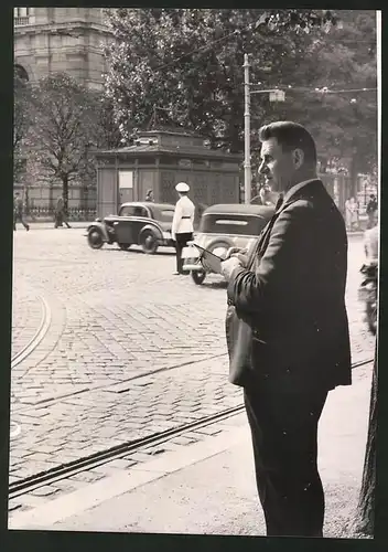 Fotografie Ansicht Wien, Verkehrs- und Volkszählung an Strassenkreuzung