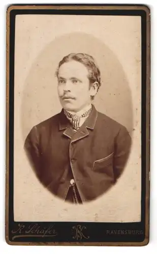 Fotografie K. Schäfer, Ravensburg, Portrait stattlicher Herr in modischer Jacke mit Krawatte