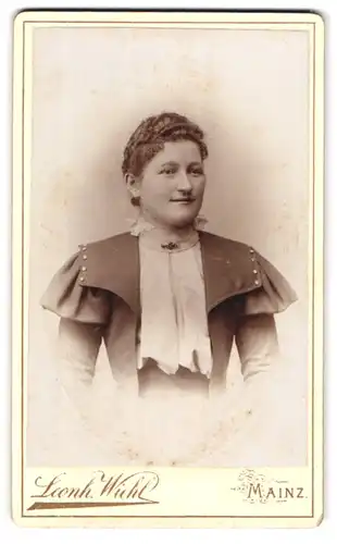 Fotografie Leonhard Wiehl, Mainz, Portrait modisch gekleidete Dame mit Kragenbrosche