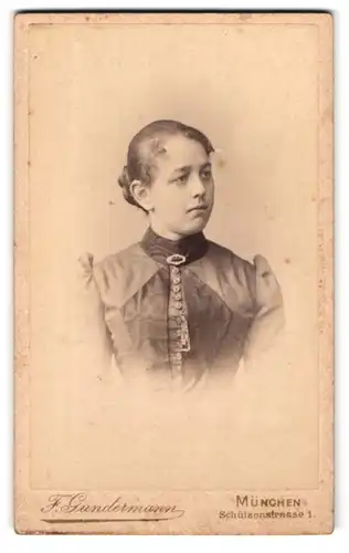 Fotografie F. Gundermann, München, Fräulein mit zusammengebundenem Haar