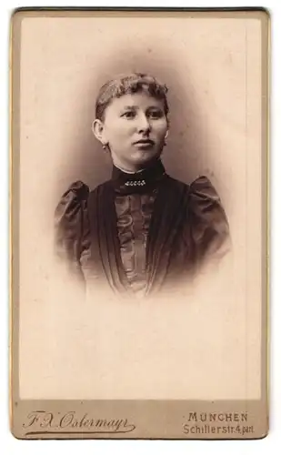 Fotografie F. X. Ostermayr, München, Hübsches Fräulein mit Puffärmeln