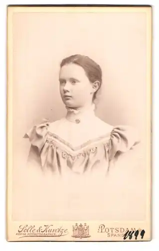 Fotografie Selle & Kuntze, Potsdam, Portrait einer jungen Frau in hübscher Bluse