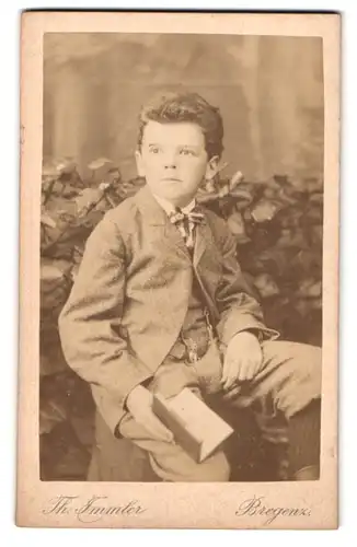 Fotografie Th. Immler, Bregenz, Portrait kleiner Junge in kurzen Hosen