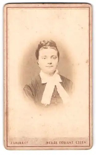 Fotografie J. Laux & Co., Neuss, Portrait junge Frau mit hochgebundenem Zopf