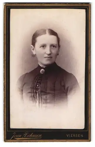 Fotografie Jean Dohmen, Viersen, Portrait junge Frau mit Brosche am Kleid