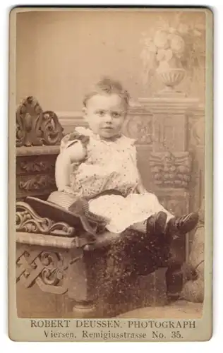 Fotografie Robert Deussen, Viersen, Portrait niedliches Kleinkind mit grossem Strohhut