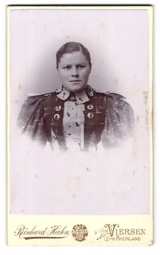 Fotografie Reinhold Hahn, Viersen, Portrait Frau in hübscher Bluse