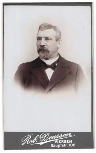 Fotografie Rob. Deussen, Viersen, Portrait Herr mit Bart im Anzug