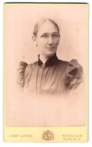 Fotografie Gebr. Lützel, München, Portrait Frau im Kleid mit Puffärmeln