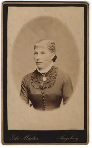 Fotografie Gebr. Martin, Augsburg, Portrait Frau im Kleid mit Rüschenbesatz eine Halskette tragend