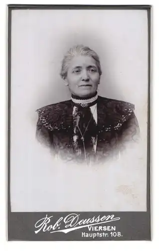 Fotografie Rob. Deussen, Viersen, Portrait ältere Dame in schöner Bluse