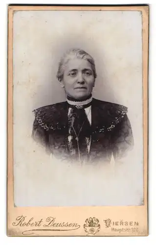 Fotografie Robert Deussen, Viersen, Portrait Dame in eleganter Bluse