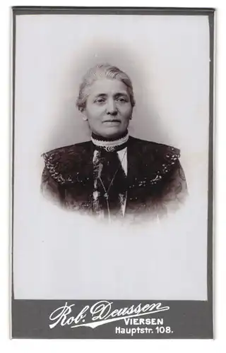 Fotografie Rob. Deussen, Viersen, Portrait modisch gekleidete Dame