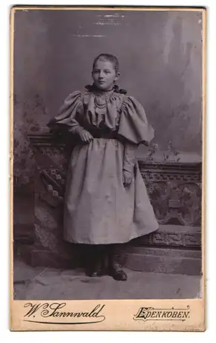 Fotografie W. Sannwald, Edenkoben, Portrait eines jungen Mädchens in imposantem Kleid