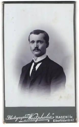 Fotografie Photographie Westphalia, Hagen i. W., Portrait junger Mann in Anzug und starr blickend