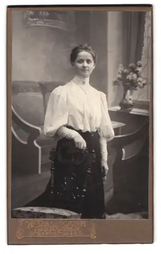 Fotografie H. Dallmann, Iserlohn, junge lächelnde Frau in weisser Bluse
