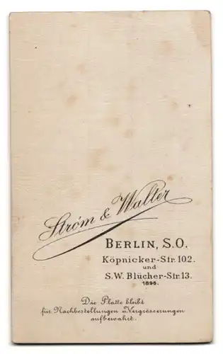 Fotografie Strom & Walther, Berlin, Portrait Kleinkind mit weissem Leibchen