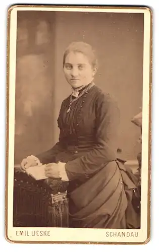 Fotografie Lieske, Schandau, Portrait Frau in Kleid mit imposanter Kette