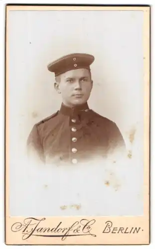 Fotografie A. Jandorf, Berlin, Portrait junger Soldat in Uniform und Mütze