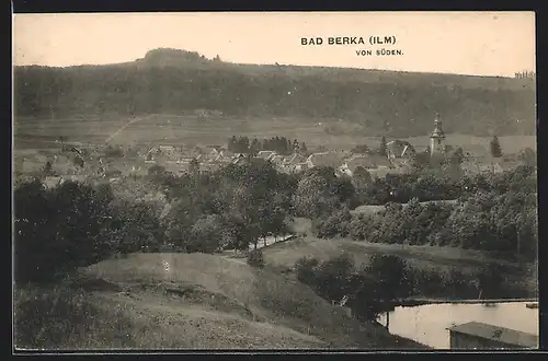 AK Bad Berka /Ilm, Ortsansicht mit Berg und Kirche