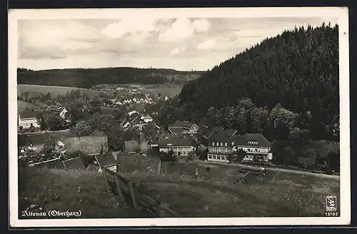 AK Altenau /Oberharz, Ortsansicht mit Fachwerk und Bergen