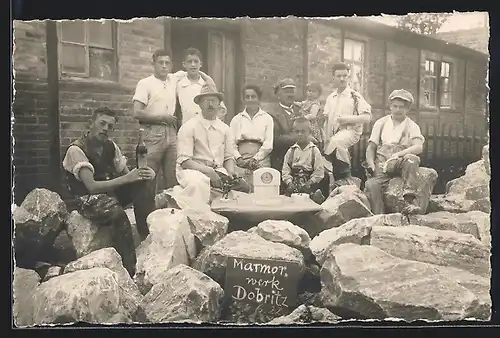 AK Dobritz, Marmorwerk, Arbeiter mit grossen Steinen 1922