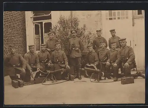 Foto-AK Infanterie, Soldatengruppe mit Geschützen