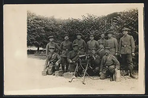 Foto-AK Soldatengruppe mit Infanterie-Geschütz