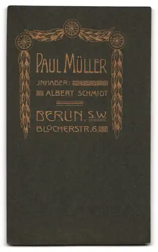 Fotografie Paul Müller, Berlin, Blücherstr. 6, junges Mädchen im dunklen Kommunioskleid mit Bibel