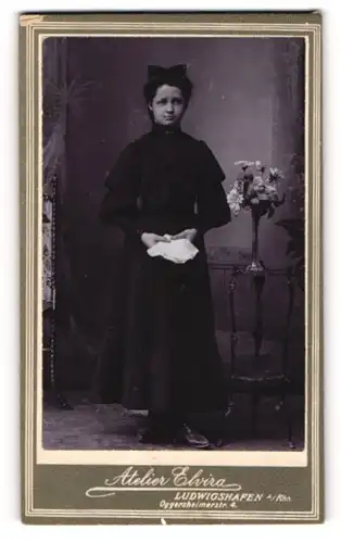 Fotografie Atelier Elvira, Ludwigshafen, Mädchen Elsa im schwarzen Kleid zu ihrer Konfirmation