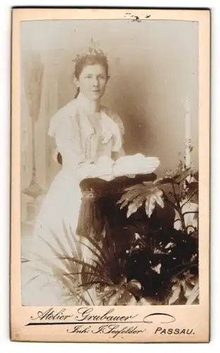 Fotografie Atelier Grubauer, Passau, Mädchen am Betstuhl zur Kommunion mit Kerze und Kopfschmuck