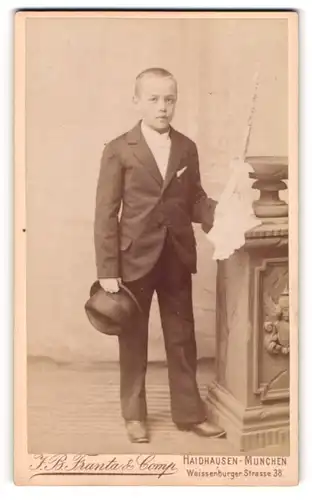 Fotografie J. B. Franta & Comp., München-Haidhausen, junger bayrischer Knabe mit langer Kerze zur Kommunion