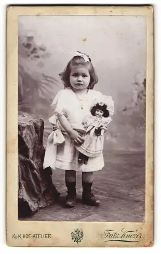 Fotografie Fritz Knozer, Wien, kleines Mädchen mit ihrer Puppe im Arm, Haarschleife
