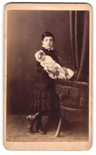 Fotografie C. T. Gibbs, Stroud, junges englisches Mädchen mit ihrer Puppe im Arm, wie die Mama