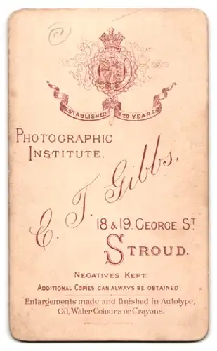 Fotografie C. T. Gibbs, Stroud, junges englisches Mädchen mit ihrer Puppe im Arm, wie die Mama