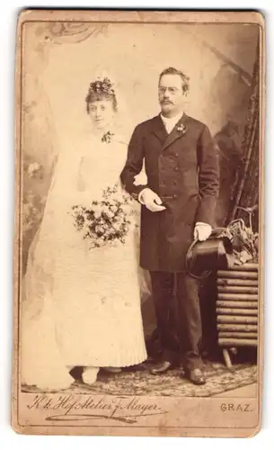 Fotografie Ferd. Mayer, Graz, Beethovenstr., junge Frau Minni als Braut im Hochzeitskleid nebst Mann im Anzug, 1890