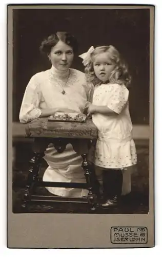 Fotografie Pauls Müsse, Iserlohn, Mutter mit ihrer niedlichen Tochter, Mutterglück