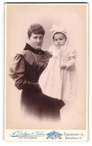 Fotografie A. Dilger & Sohn, Freiburg i. B., Mutter mit ihrerm Kind auf dem Arm, Mutterglück