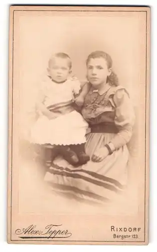 Fotografie Alex. Tepper, Berlin-Rixdorf, junge Mutter mit ihrem Kind auf dem Schoss, Mutterglück