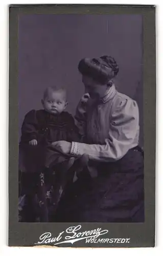 Fotografie Paul Lorenz, Wolmirstedt, Mutter und Tochter posieren im Atelier, Mutterglück