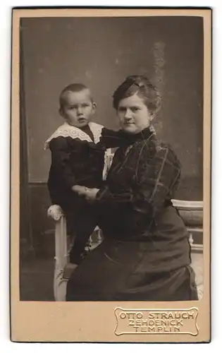 Fotografie Otto Strauch, Zehdenick, am Markt 1, Mutter in karierter Bluse mit ihrem Sohn im dunklen Kleid, Mutterglück