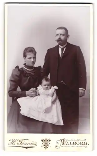 Fotografie H. Tönnies, Aalborg, dänische Eltern mit ihrem Kleinkind auf dem Schoss, Mutterglück