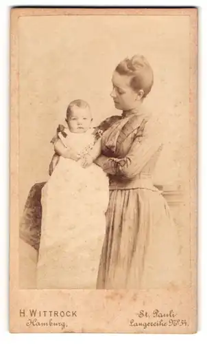 Fotografie H. Wittrock, Hamburg, junge Mutter im Kleid mit ihrem Kind im Arm, Mutterglück