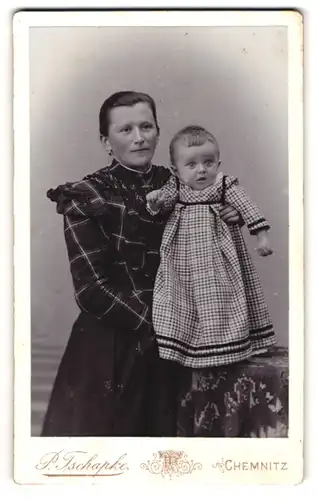 Fotografie P. Tschapke, Chemnitz, Mutter und Kind in karierten Kleidern, Mutterglück