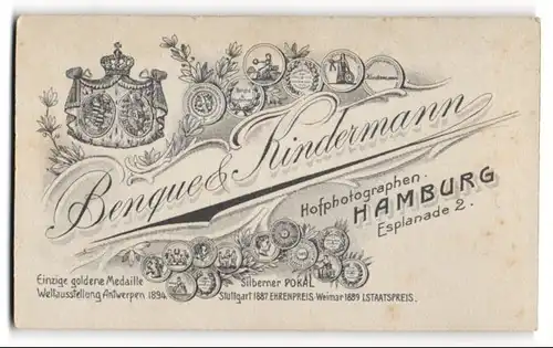 Fotografie Benque & Kindermann, Hamburg, königliches Wappen und Medaillen nebst Anschrift des Ateliers