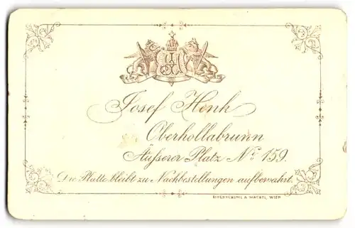 Fotografie Josef Henk, Oberhollabrunn, Äusserer Platz 159, Monogramm des Fotografen im königlichen Wappen