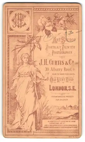 Fotografie J. H. Curtis & Co., London, 30 Albany Road, Monogramm des Fotografen über Frau mit Fotografie in der Hand